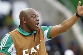 Nigeria : Accusé de racisme, la FIFA avertit  Stephen Keshi 